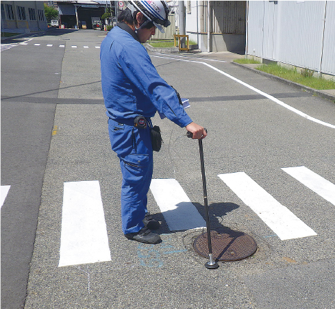 埋設管漏水調査の様子